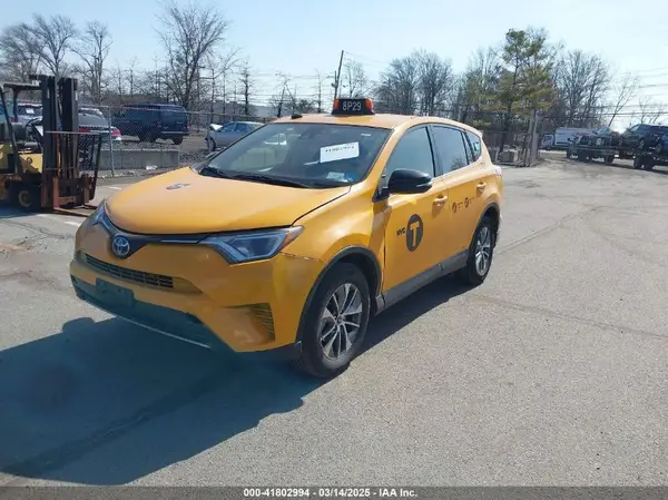 JTMRJREV1JD182640 2018 TOYOTA RAV 4 - Image 2