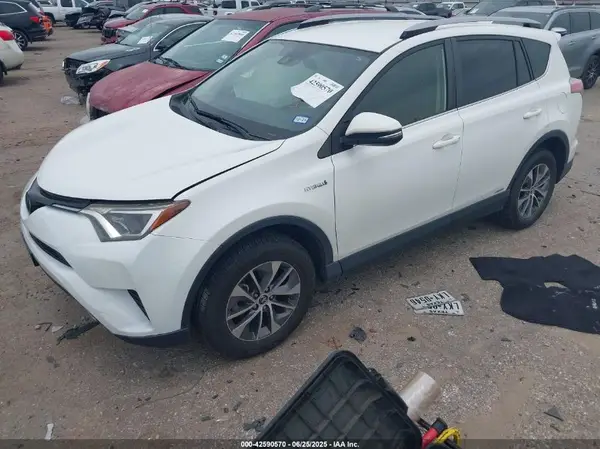 JTMRJREV1JD233795 2018 TOYOTA RAV 4 - Image 2