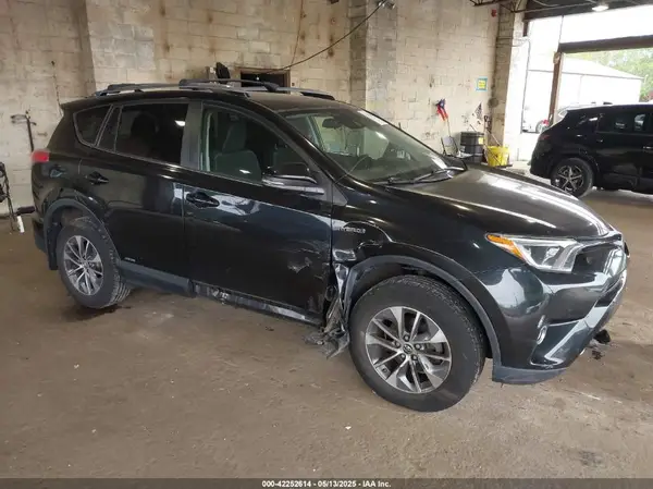 JTMRJREV2HD149320 2017 TOYOTA RAV 4 - Image 1