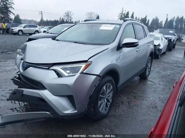 JTMRJREV2JD236897 2018 TOYOTA RAV 4 - Image 2