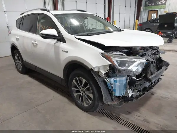 JTMRJREV3HD068570 2017 TOYOTA RAV 4 - Image 1