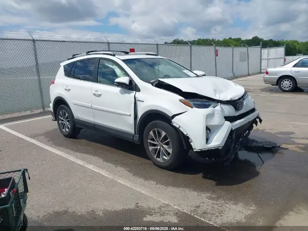 JTMRJREV3HD083733 2017 TOYOTA RAV 4 - Image 1