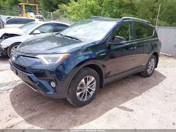 JTMRJREV3HD089709 2017 TOYOTA RAV 4 - Image 2