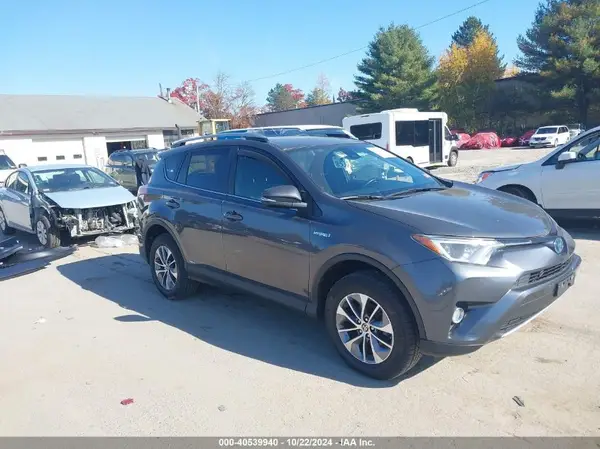 JTMRJREV3HD110591 2017 TOYOTA RAV 4 - Image 1