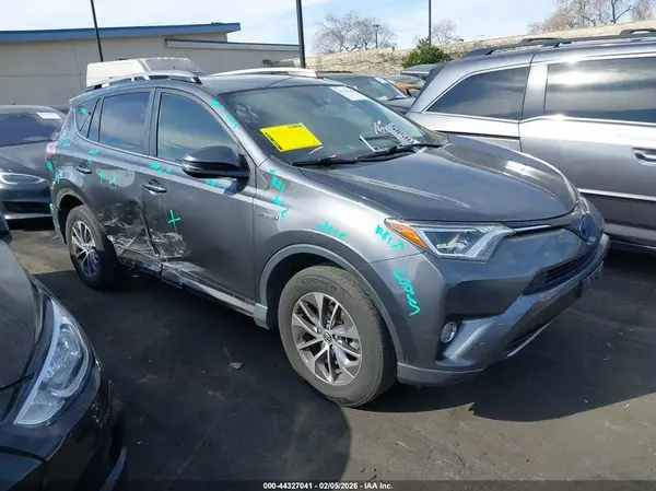 JTMRJREV3HD112034 2017 TOYOTA RAV 4 - Image 1