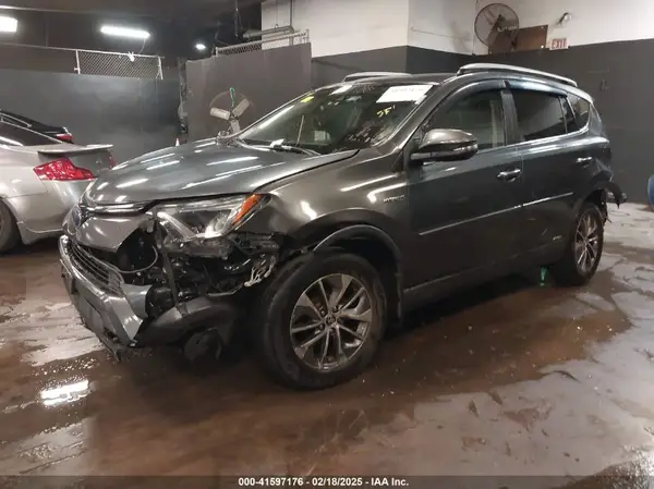 JTMRJREV4JD210561 2018 TOYOTA RAV 4 - Image 2