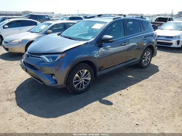 JTMRJREV4JD227473 2018 TOYOTA RAV 4 - Image 2