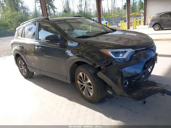 JTMRJREV5HD113699 2017 TOYOTA RAV 4 - Image 1