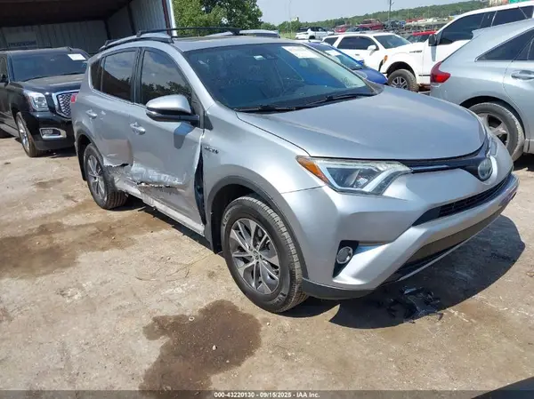 JTMRJREV6HD066327 2017 TOYOTA RAV 4 - Image 1