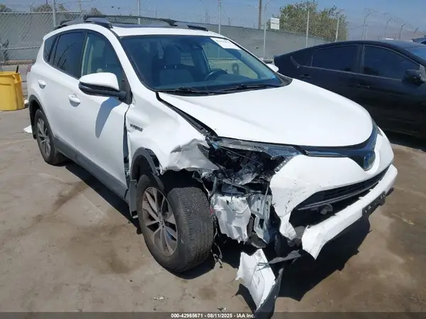 JTMRJREV8HD146602 2017 TOYOTA RAV 4 - Image 1
