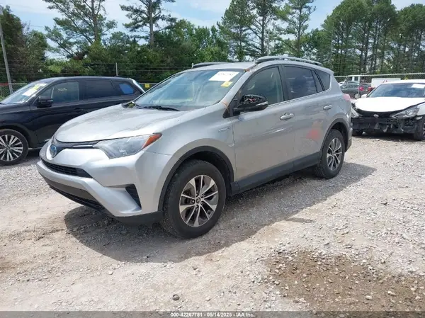 JTMRJREV8JD185552 2018 TOYOTA RAV 4 - Image 2