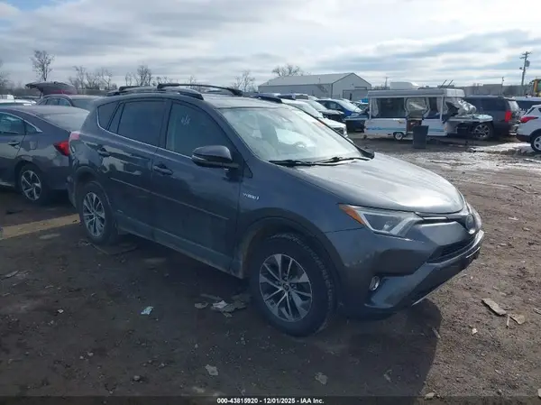 JTMRJREVXHD068307 2017 TOYOTA RAV 4 - Image 1