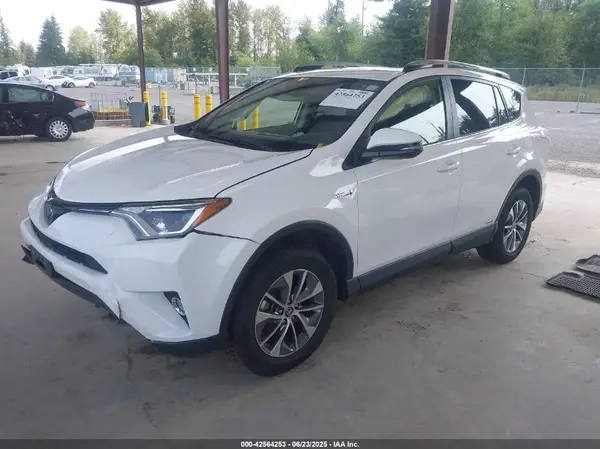 JTMRJREVXJD215845 2018 TOYOTA RAV 4 - Image 2
