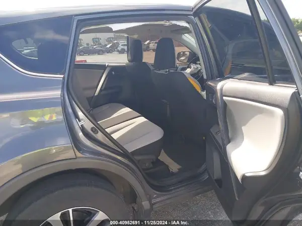 JTMWFREV0JD131683 2018 TOYOTA RAV 4 - Image 8