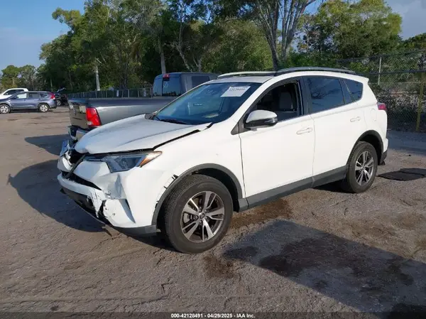 JTMWFREV1JJ200110 2018 TOYOTA RAV 4 - Image 2