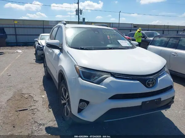 JTMWFREV3JJ206846 2018 TOYOTA RAV 4 - Image 1