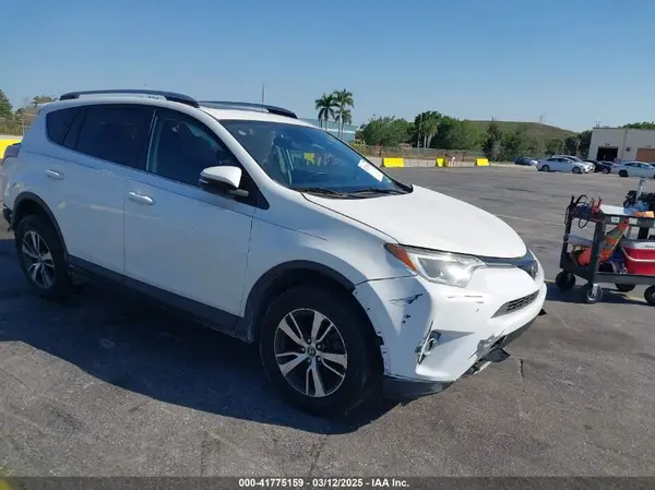 JTMWFREV3JJ753454 2018 TOYOTA RAV 4 - Image 1