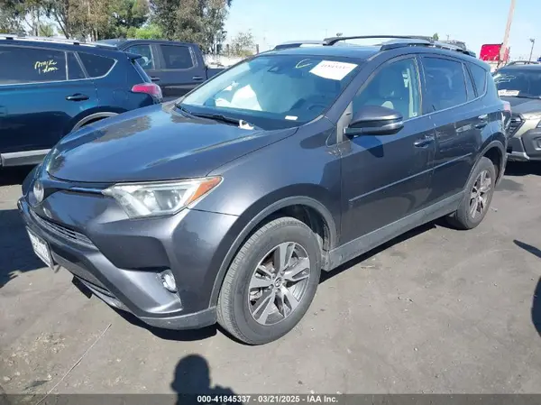 JTMWFREV4JJ168138 2018 TOYOTA RAV 4 - Image 2