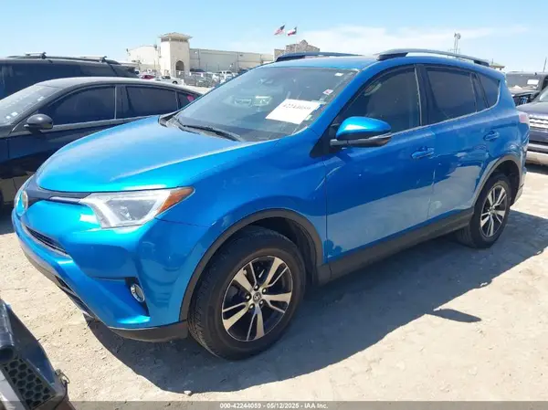 JTMWFREV8HJ703160 2017 TOYOTA RAV 4 - Image 2