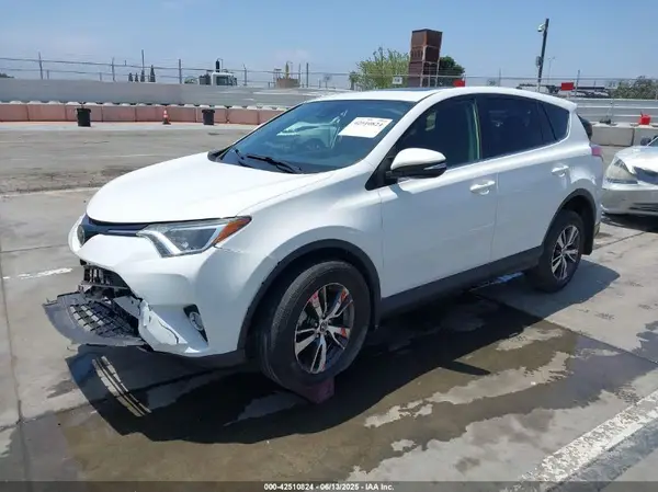 JTMWFREV8JJ207040 2018 TOYOTA RAV 4 - Image 2
