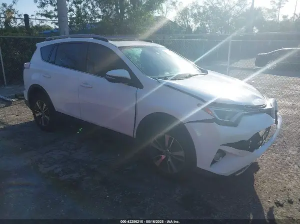 JTMWFREV9HD106582 2017 TOYOTA RAV 4 - Image 1