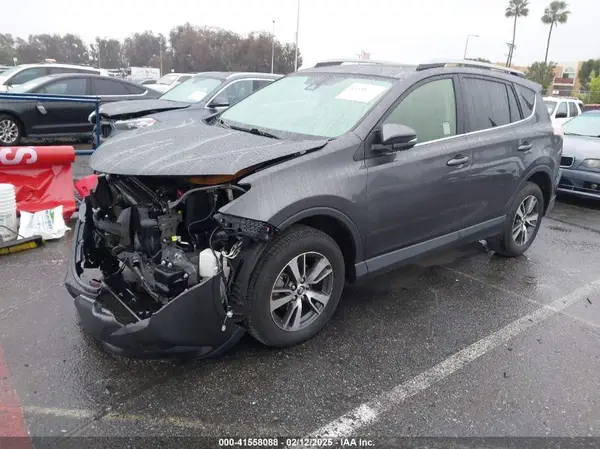 JTMWFREV9HJ136943 2017 TOYOTA RAV 4 - Image 2