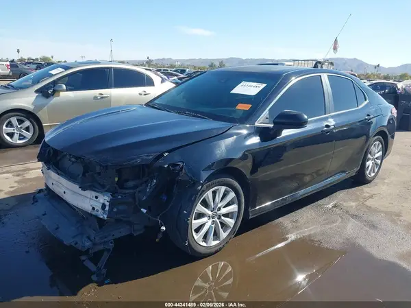 JTNB11HK0J3015742 2018 TOYOTA CAMRY - Image 2
