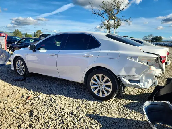 JTNB11HK0J3038955 2018 TOYOTA CAMRY - Image 2