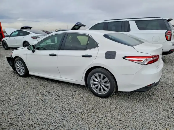 JTNB11HK0J3052550 2018 TOYOTA CAMRY - Image 2