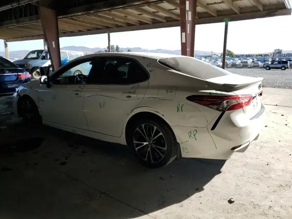 JTNB11HK0J3058767 2018 TOYOTA CAMRY - Image 2