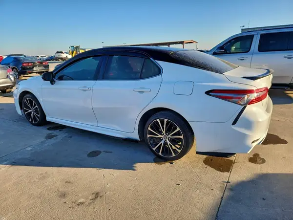 JTNB11HK1J3009741 2018 TOYOTA CAMRY - Image 2