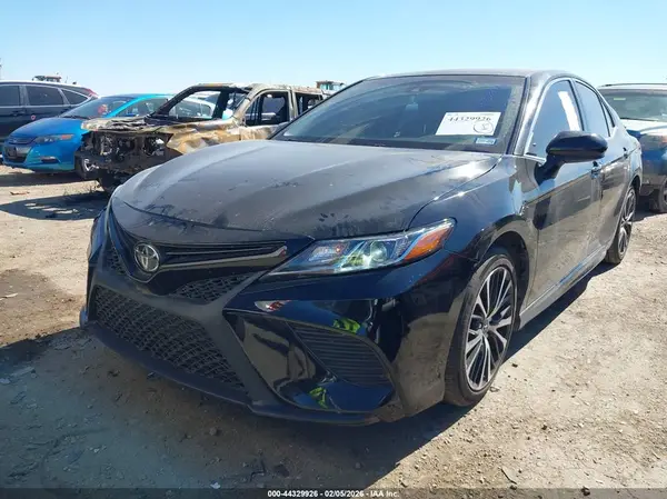JTNB11HK1J3011960 2018 TOYOTA CAMRY - Image 2