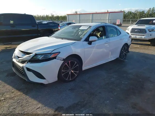 JTNB11HK1J3028015 2018 TOYOTA CAMRY - Image 2