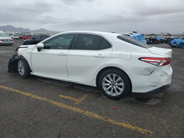 JTNB11HK1J3037586 2018 TOYOTA CAMRY - Image 2