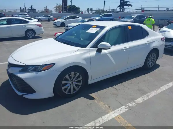 JTNB11HK2J3007979 2018 TOYOTA CAMRY - Image 2