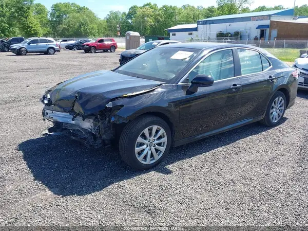 JTNB11HK2J3042697 2018 TOYOTA CAMRY - Image 2