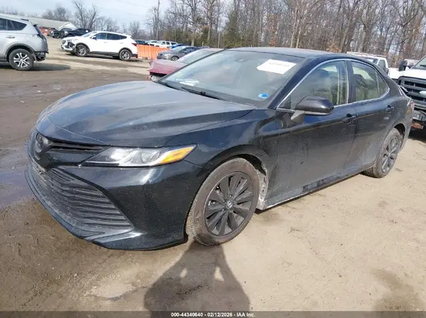 JTNB11HK2J3067406 2018 TOYOTA CAMRY - Image 2