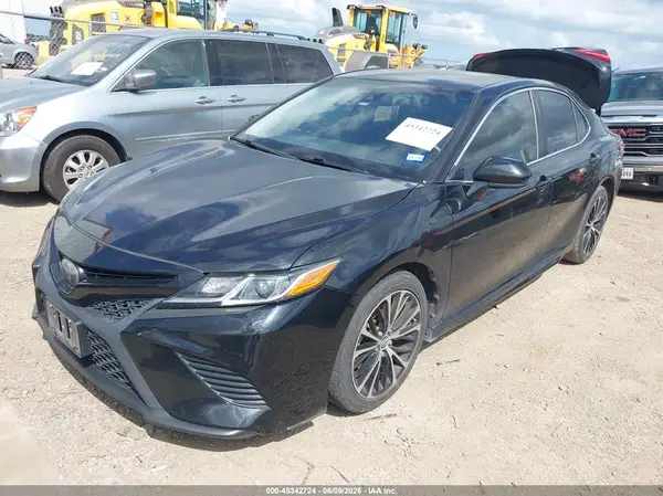 JTNB11HK4J3015033 2018 TOYOTA CAMRY - Image 2