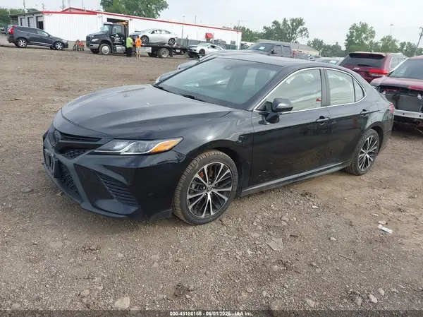 JTNB11HK5J3013582 2018 TOYOTA CAMRY - Image 2