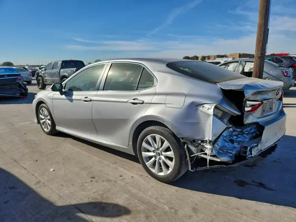 JTNB11HK6J3010478 2018 TOYOTA CAMRY - Image 2