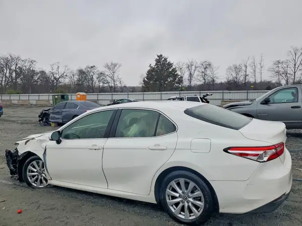 JTNB11HK7J3067756 2018 TOYOTA CAMRY - Image 2