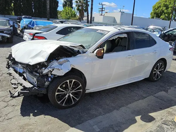 JTNB11HK9J3010975 2018 TOYOTA CAMRY - Image 1