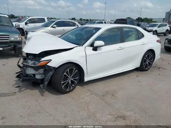JTNB11HK9J3070044 2018 TOYOTA CAMRY - Image 2