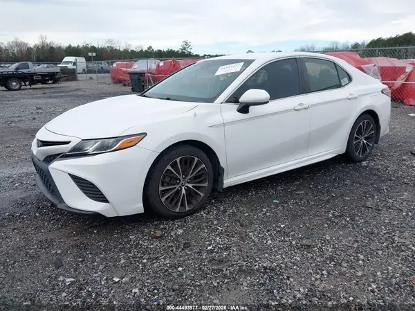 JTNB11HK9J3070352 2018 TOYOTA CAMRY - Image 2
