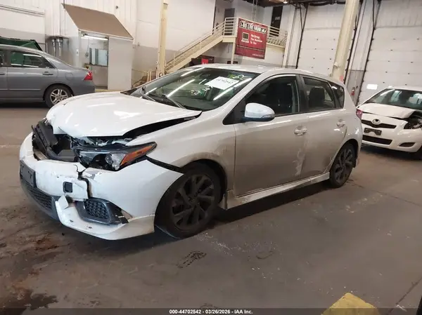 JTNKARJE1JJ553865 2018 TOYOTA COROLLA - Image 2