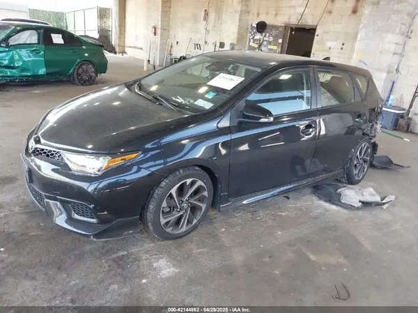 JTNKARJE1JJ556233 2018 TOYOTA COROLLA - Image 2