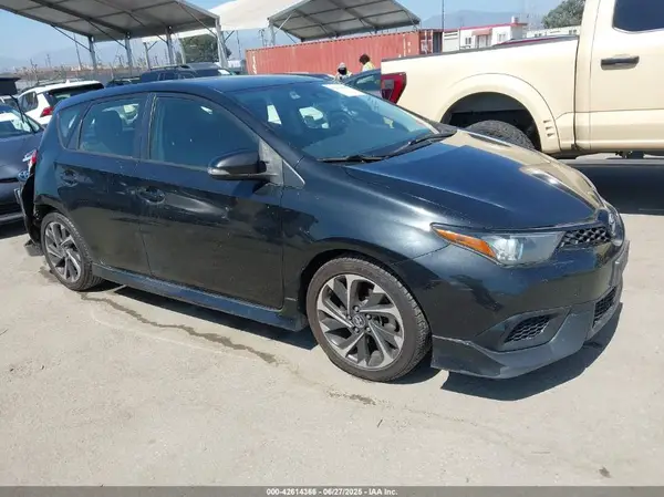 JTNKARJE1JJ560539 2018 TOYOTA COROLLA - Image 1