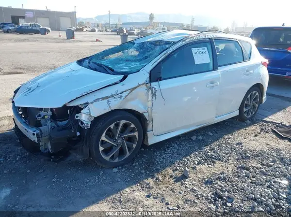 JTNKARJE1JJ563215 2018 TOYOTA COROLLA - Image 2