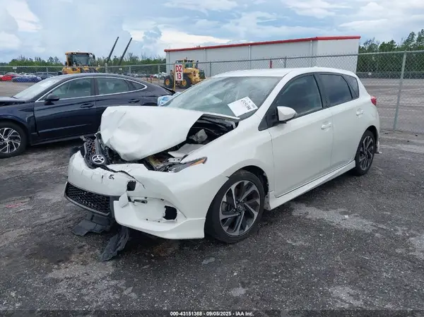 JTNKARJE1JJ565076 2018 TOYOTA COROLLA - Image 2
