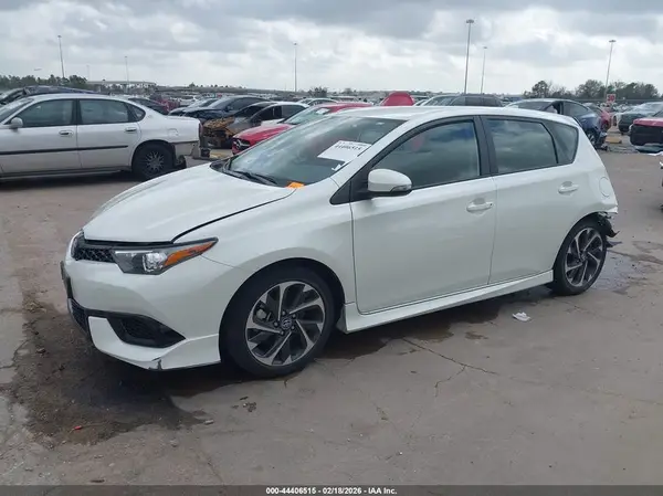 JTNKARJE1JJ565790 2018 TOYOTA COROLLA - Image 2